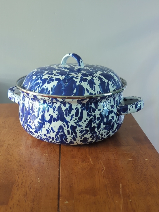 Golden Rabbit Other - Golden Rabbit Swirl 4 Quarts Enamelware Round Dutch Oven